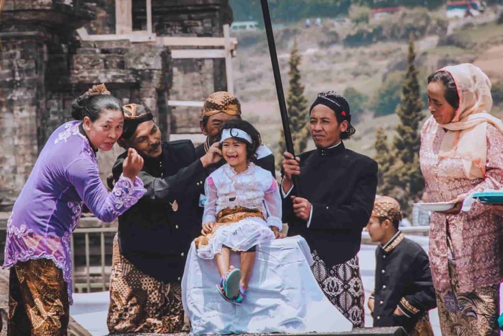 Pemotongan Rambut Gimbal Anak Dieng