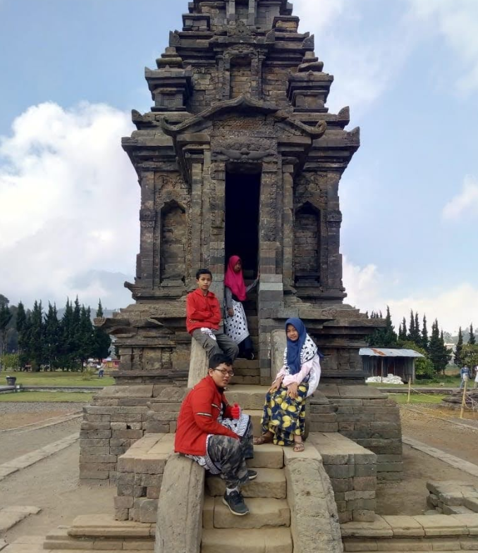 Pemotongan Rambut Gimbal Anak Dieng