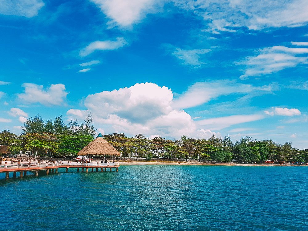 Independence Beach Kamboja Wisata Pantai Murah dengan Pemandangan Laut Biru