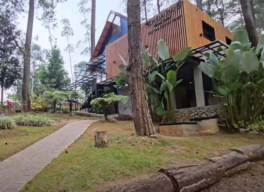 Kalaras Villa Cikole: Hidden Gem di Tengah Hutan Pinus